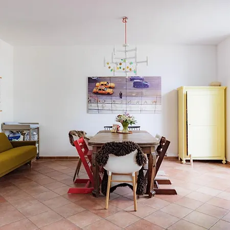Сasa de vacaciones Spacious And Kids-friendly Modernized Farmhouse Near City Of
