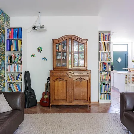 Сasa de vacaciones Spacious And Kids-friendly Modernized Farmhouse Near City Of *